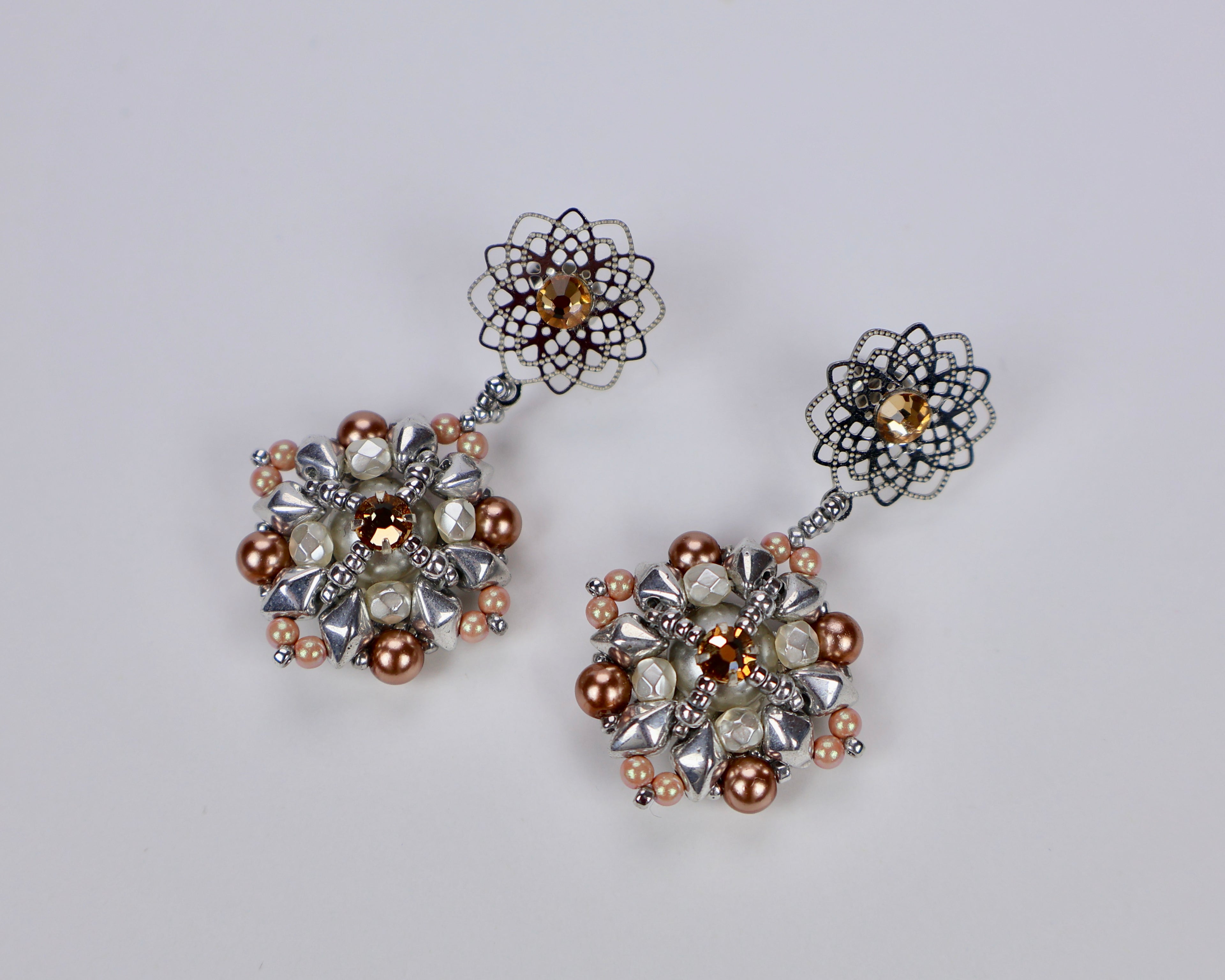''AHTOHALLAN'' EARRINGS